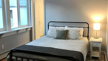 4 bedrooms, desk, free WiFi, bed sheets