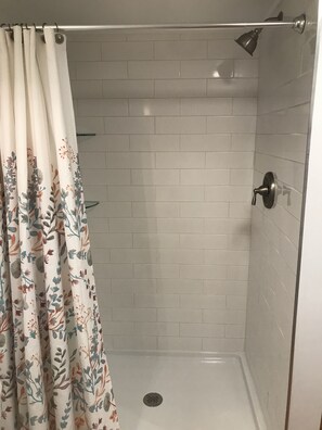 Combined shower/tub, towels, soap, toilet paper