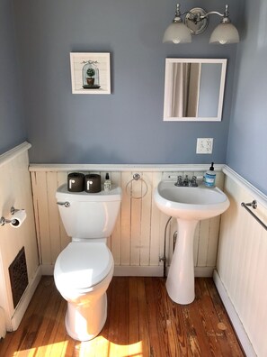 Duschwanne, Handtücher, Seife, Toilettenpapier