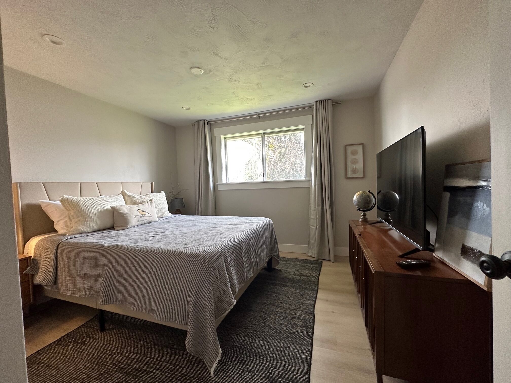 3 habitaciones, escritorio, tabla de planchar con plancha y wifi gratis 