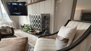 En stue med tv, pejs, sofa og sofabord.
