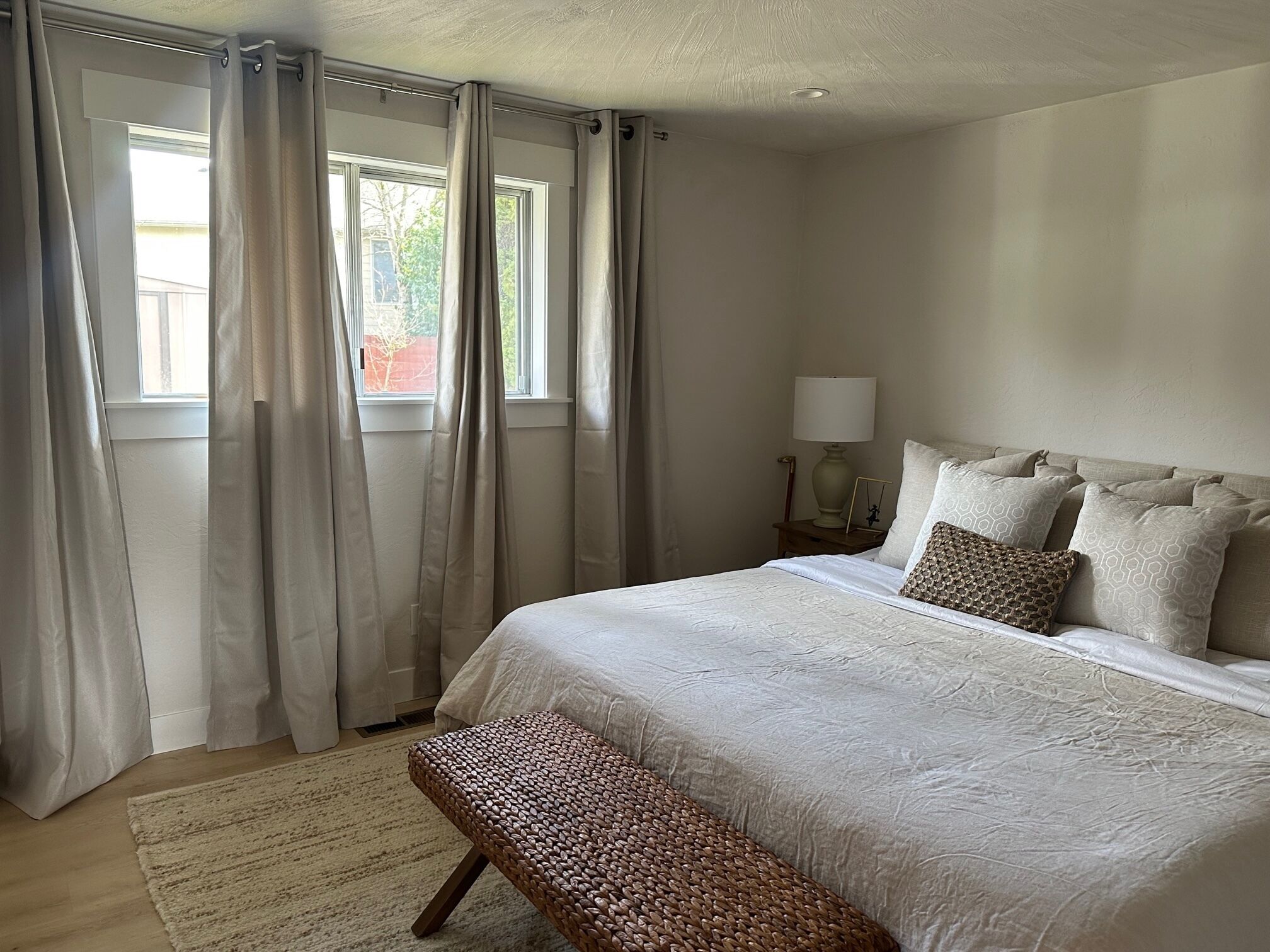 3 habitaciones, escritorio, tabla de planchar con plancha y wifi gratis 