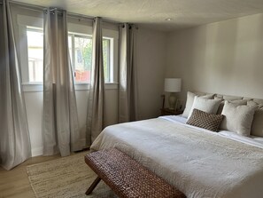 3 bedrooms, desk, iron/ironing board, free WiFi - Charming single level updated home~Centrally located (Dallas)
