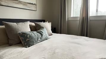 3 bedrooms, desk, iron/ironing board, free WiFi