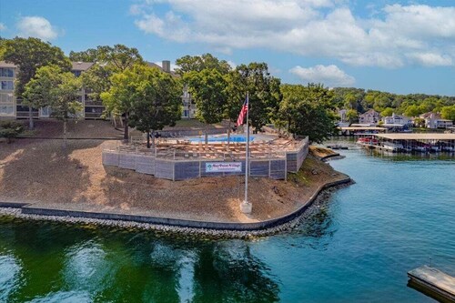 Lake Views, Lakefront Pool, Great Location!