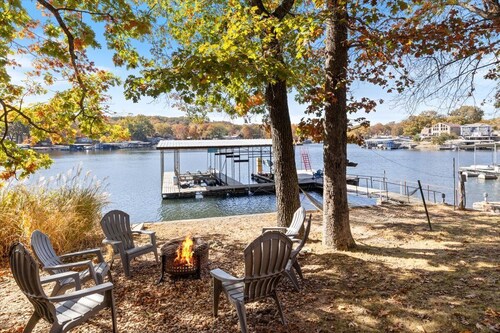 Amazing Lake Experiences! Private Hot Tub, Aamazing Dock, Firepit & Two Layers of Decks