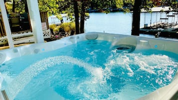 Tina de hidromasaje al aire libre