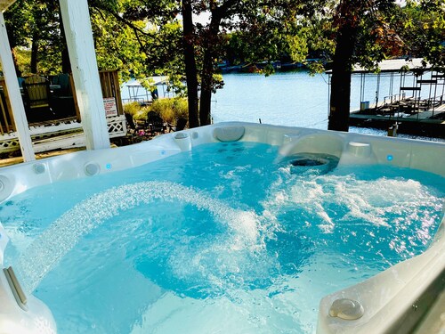 Amazing Lake Experiences! Private Hot Tub, Aamazing Dock, Firepit & Two Layers of Decks