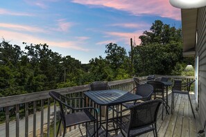 Outdoor dining - Perfect for Bachelor-Bachelorettes & Friend Groups! (Osage Beach)