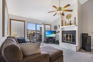 Smart-TV, Kamin, Bücher