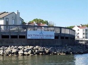 Un panneau indiquant l’accès à Southwood Shores, avec une vue sur une propriété située au bord de l’eau.