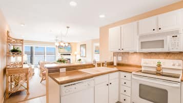 Coffee/tea maker, fridge, microwave, oven