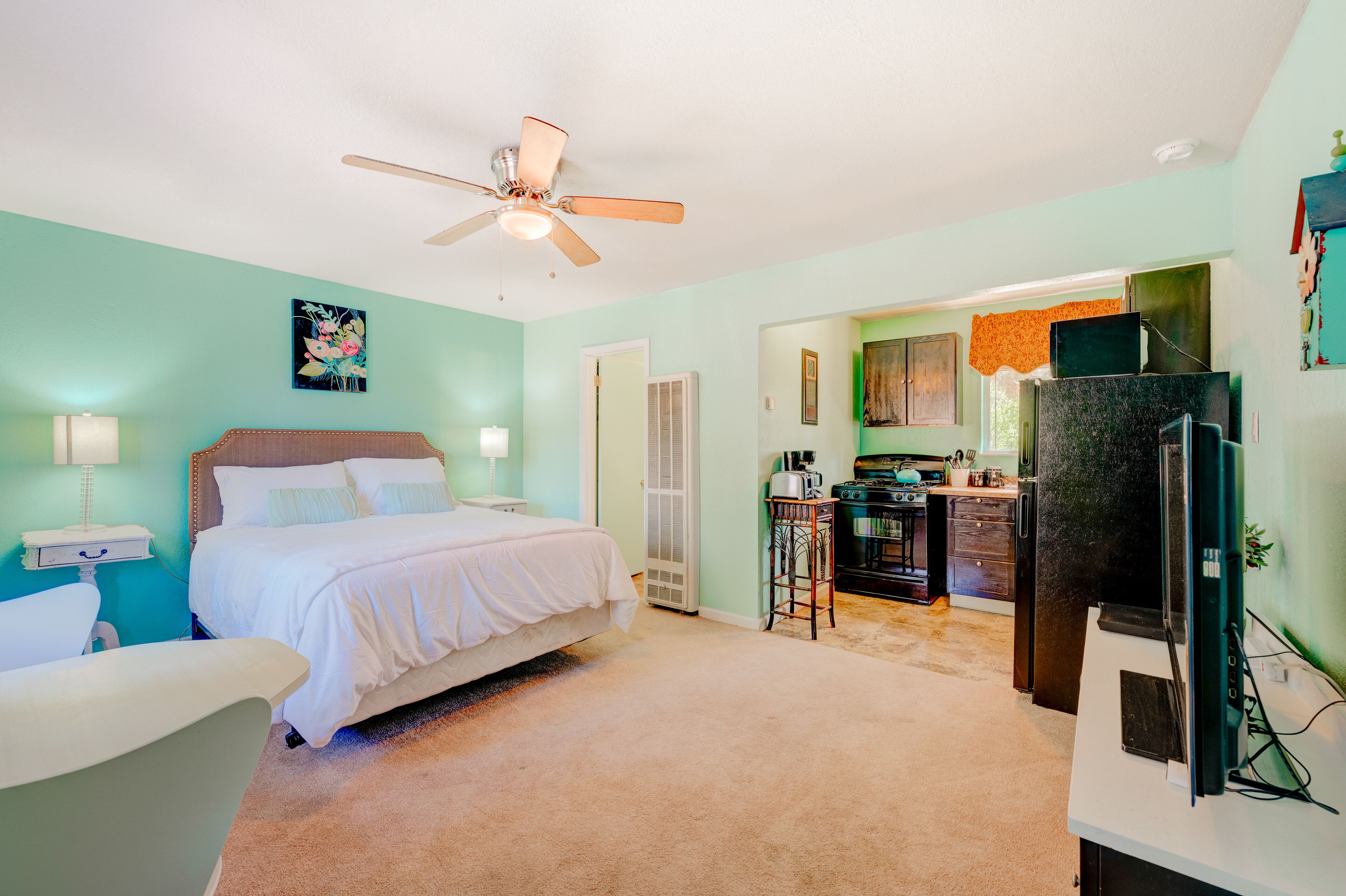 Sunny studio with full kitchen - walk to Heavenly Village & Lakeside Beach