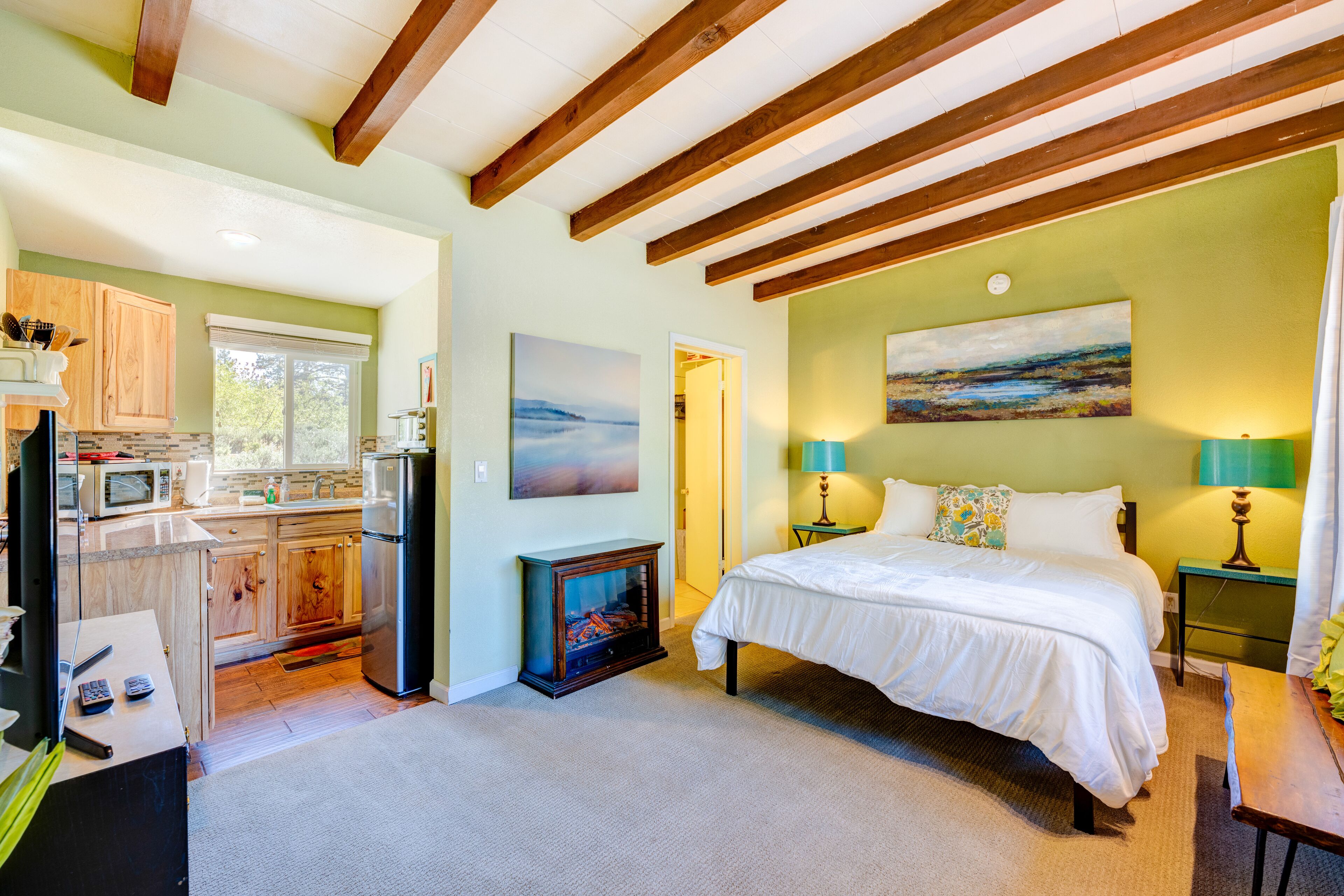 Vibrant studio with kitchenette - walk to Lakeside Beach & Heavenly Village