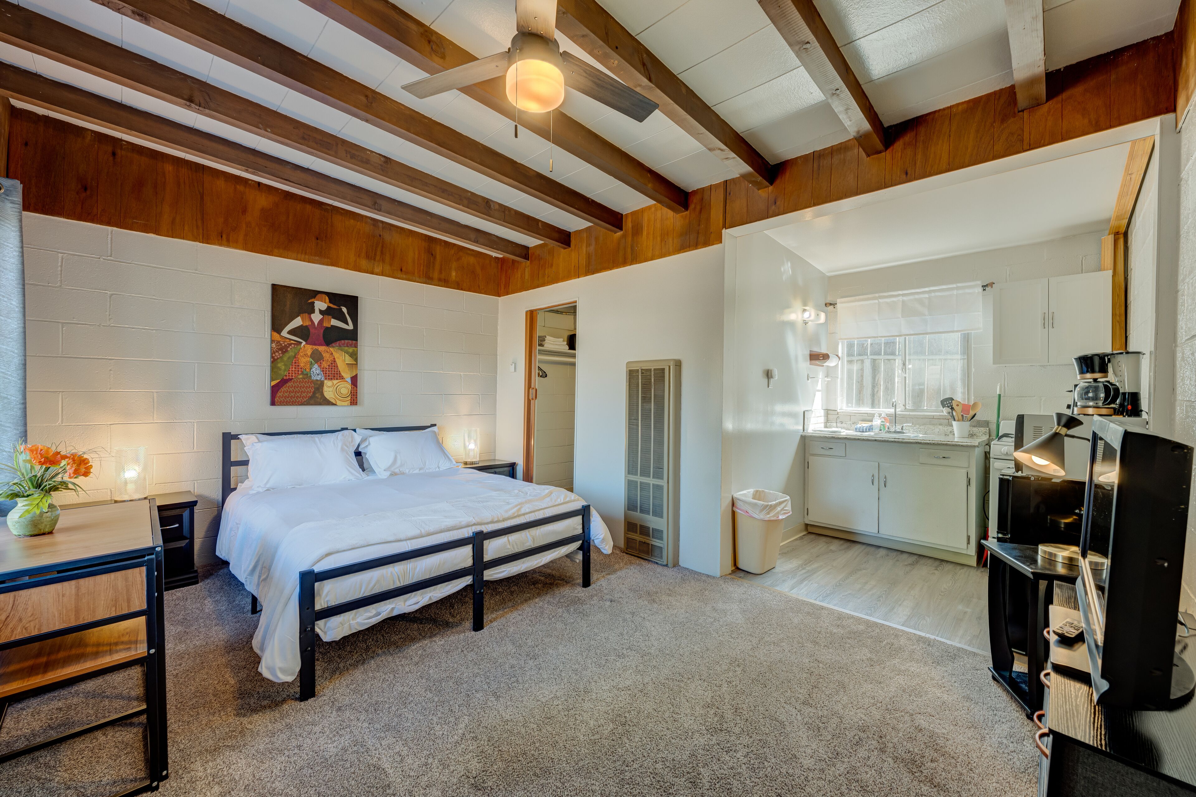 Delightful studio with kitchenette - walk to Lakeside Beach & Heavenly Village