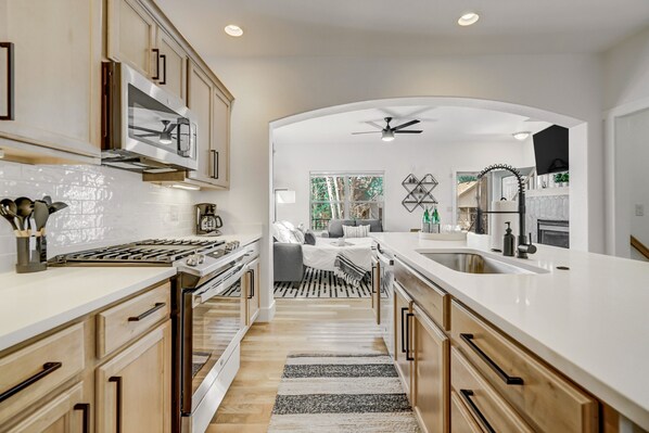 Fridge, microwave, oven, stovetop - ✨ Downtown Luxury ✨ 2min to Old Colorado City 🌆 (Colorado Springs)