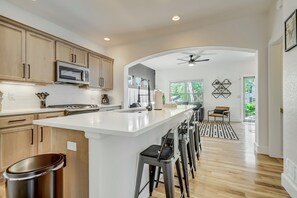 Fridge, microwave, oven, stovetop - ✨ Downtown Luxury ✨ 2min to Old Colorado City 🌆 (Colorado Springs)