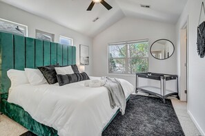 5 habitaciones, tabla de planchar con plancha y cuna de viaje