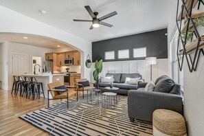 Smart TV, foosball - ✨ Downtown Luxury ✨ 2min to Old Colorado City 🌆 (Colorado Springs)