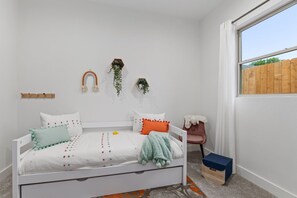 6 Schlafzimmer, Schreibtisch, Verdunkelungsvorhänge
