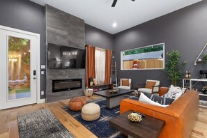 Smart-TV, Kamin, Bücher