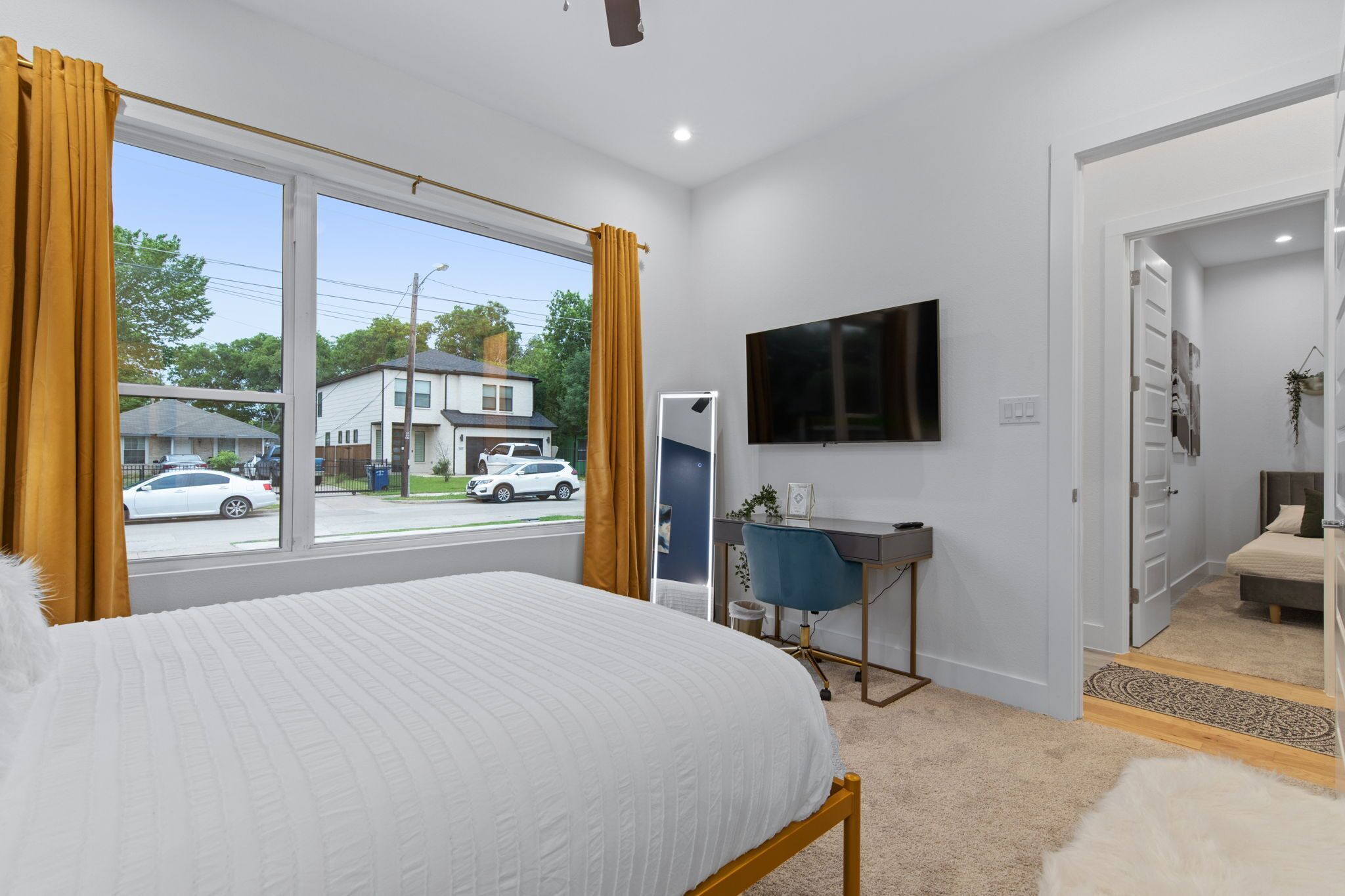 6 bedrooms, desk, blackout drapes, iron/ironing board