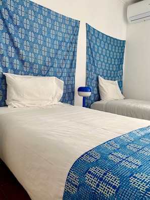 3 habitaciones, tabla de planchar con plancha, internet y ropa de cama