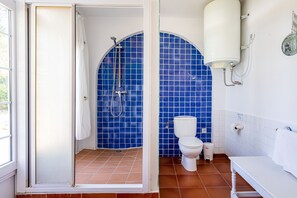 Combined shower/tub, hair dryer, towels, soap - Villa with heated pool (8 people) (Son Parc)