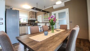 Una cocina moderna con comedor.