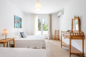 4 bedrooms, iron/ironing board, WiFi, bed sheets