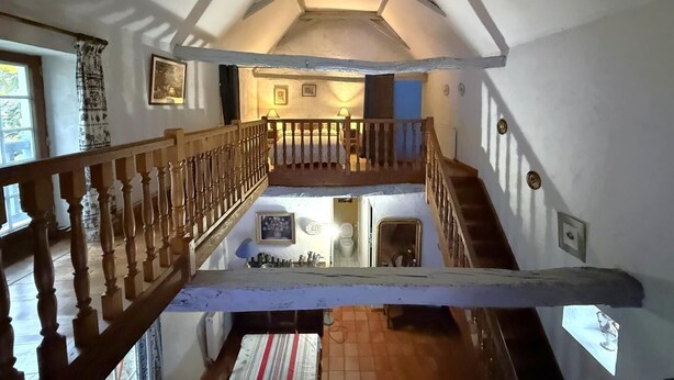 A multi-level interior with wooden railings, a staircase, and a view of a lower level. - CHEZ CONTOU 1 - GEUS-D'OLORON (GEUS-D'OLORON)