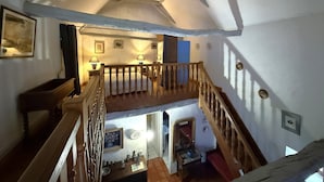 A multi-level interior with wooden railings, a staircase, and a view of a lower level. - CHEZ CONTOU 1 - GEUS-D'OLORON (GEUS-D'OLORON)
