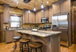 冷蔵庫、電子レンジ、オーブン、コンロ