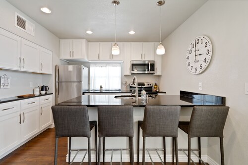 2Bed/1bath casita in quiet downtown neighborhood with washer/dryer and parking