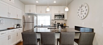 2Bed/1bath casita in quiet downtown neighborhood with washer/dryer and parking