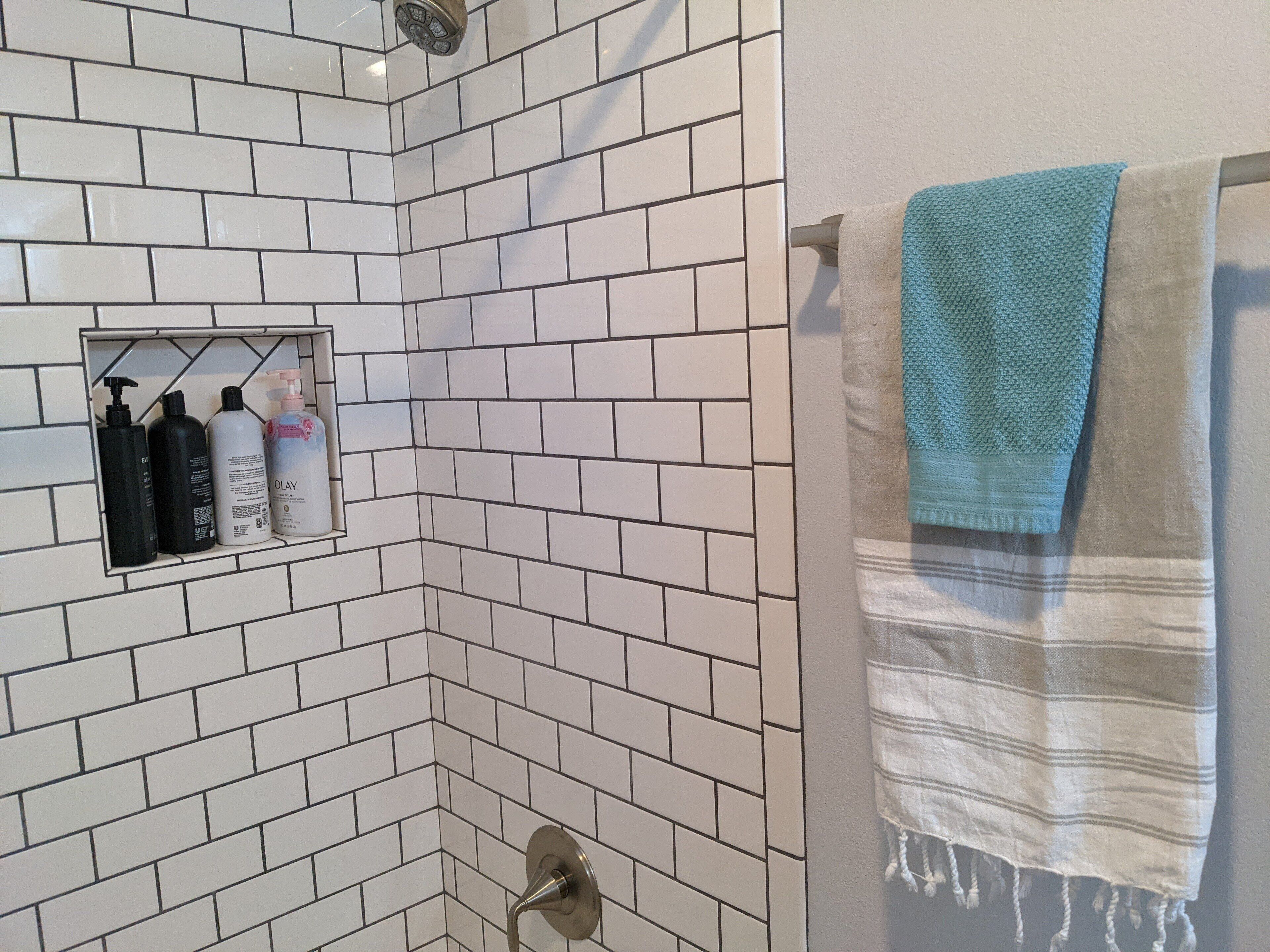 Ensemble douche/baignoire, sèche-cheveux, serviettes fournies, savon