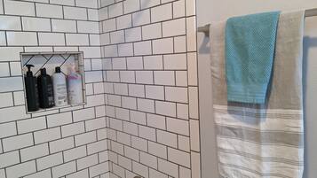 Ensemble douche/baignoire, sèche-cheveux, serviettes fournies, savon