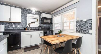⁂Centrally Located⁂Close to Downtown⁂Stocked Kitchen⁂