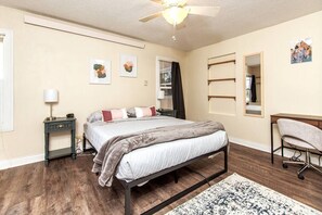 2 bedrooms, desk, iron/ironing board, travel cot - ⁂Centrally Located⁂Close to Downtown⁂Stocked Kitchen⁂ (Rapid City)