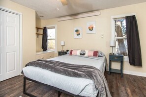 2 slaapkamers, een bureau, een strijkplank/strijkijzer, reisbedje