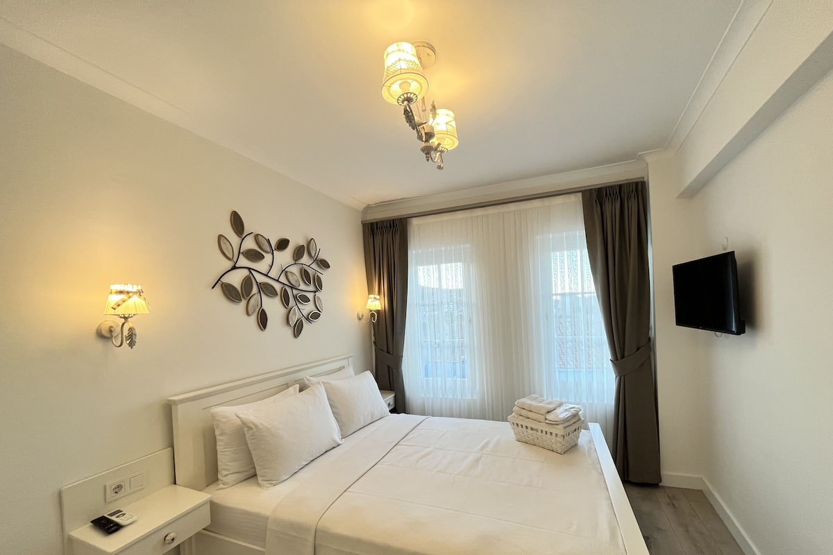 Deluxe Room, Partial Sea View