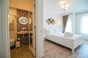 豪華客房, 海景 | 免費迷你吧物品、獨特裝潢、免費無線上網、床單