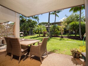 Outdoor dining - Sunny Kihei retreat, steps from the beach (Kihei)