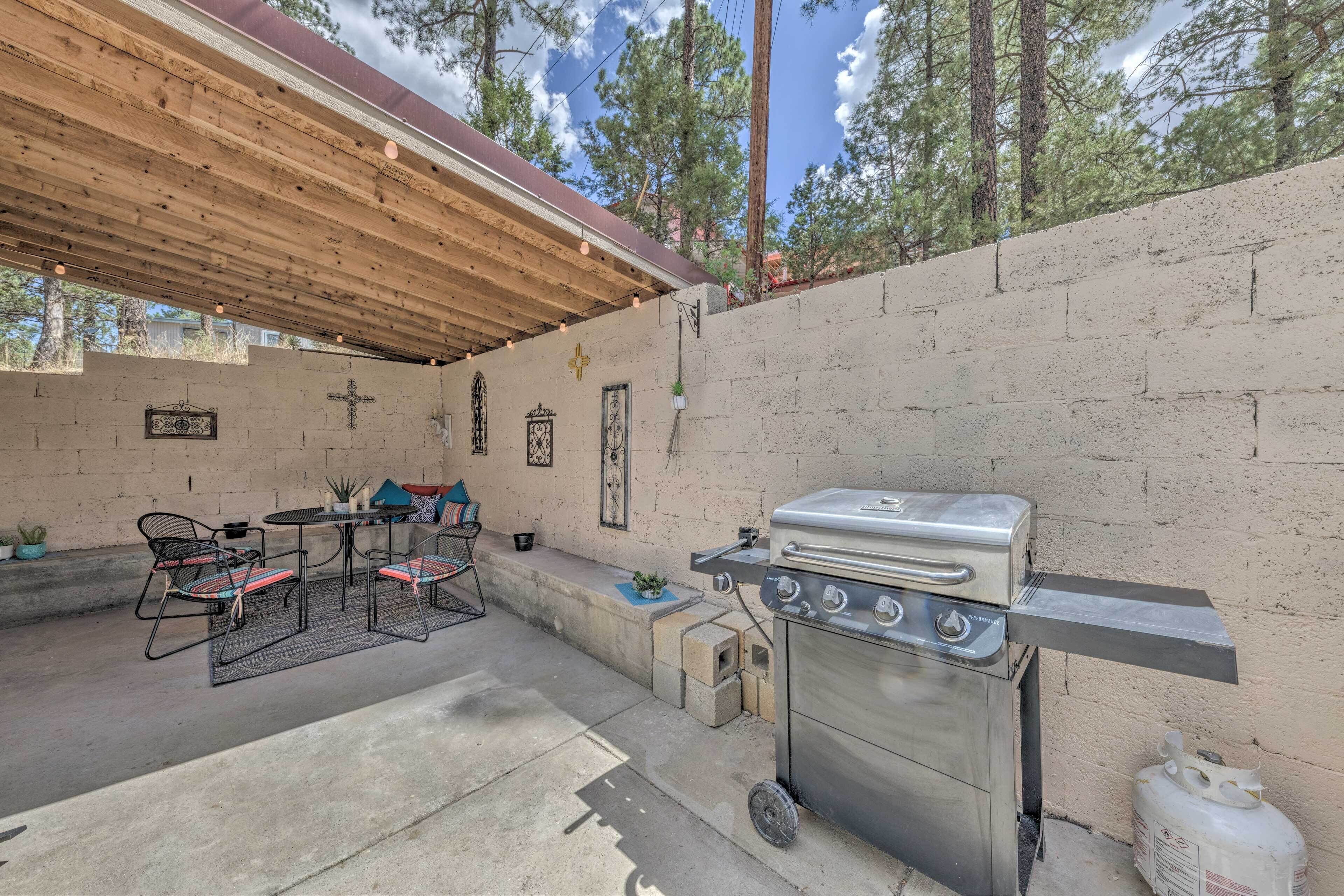 ‘Raven Hill Retreat' ~ 6 Miles to Ruidoso Downs!