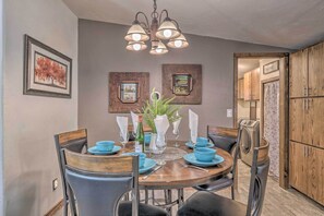 Dining - 'Raven Hill Retreat' ~ Close to Midtown! (Ruidoso)