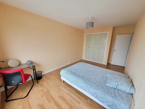 4 bedrooms, desk, travel cot, free WiFi