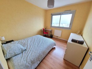 4 bedrooms, desk, travel cot, free WiFi