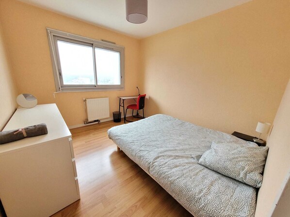 4 bedrooms, desk, travel cot, free WiFi