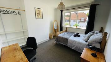 3 chambres, bureau, fer et planche à repasser, lit parapluie