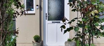 ‘Rose House’. BBQ and garden. Ideal for couples/families! Near town and seaside.